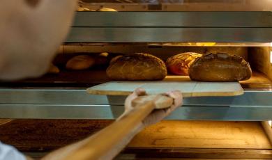 Horno de panadería con pan